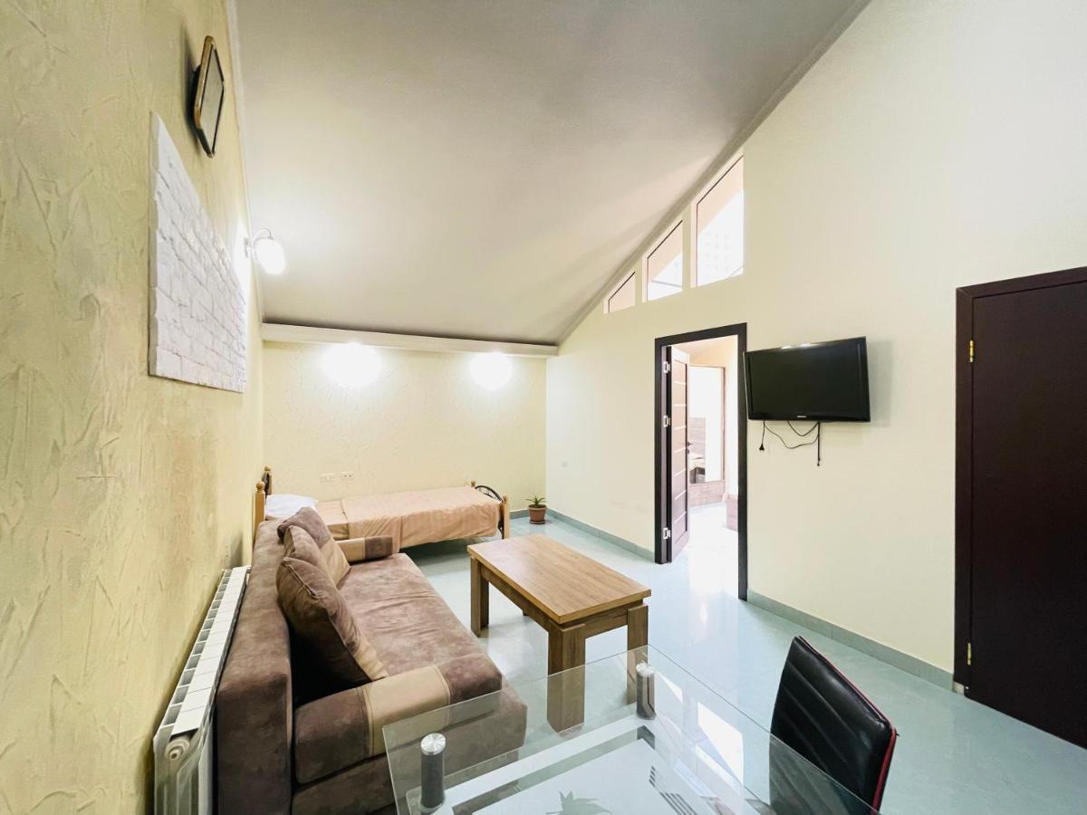 Art Hotel יירבאן מראה חיצוני תמונה